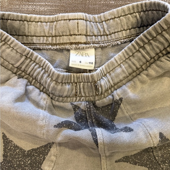 Zara fun and neutral boys' shorts bundle
( 3 pairs) - Picture 3 of 9